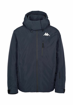 Granatowa wodoodporna kurtka z wysokim kołnierzem, zapinanymi kieszeniami, regulowanymi mankietami i białym logo na piersi; gładka tkanina.