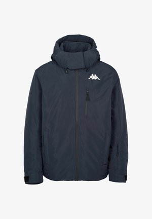 Granatowa wodoodporna kurtka z wysokim kołnierzem, zapinanymi kieszeniami, regulowanymi mankietami i białym logo na piersi; gładka tkanina.