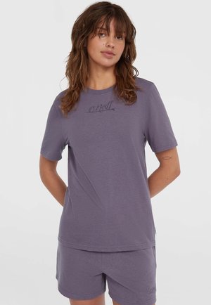 Purple T-shirt made of soft, lightweight fabric with short sleeves. Features embroidered logo on the chest. Paired with matching shorts.