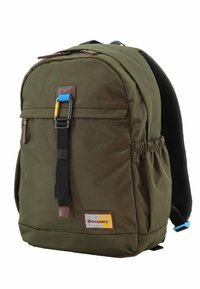 Zaino verde oliva con tessuto texturizzato, tasca frontale, spallacci neri regolabili e un accento colorato sulla fibbia. Presenta un patch con il logo.