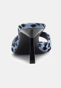 Μπλε και μαύρα mules με τακούνι, διακοσμημένα με σχέδια, με λεία και κομψή επιφάνεια και ανοιχτή πίσω σχεδίαση, που διαθέτουν γυαλιστερό μαύρο τακούνι.