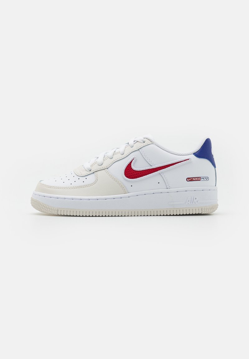 Nike Sportswear AIR FORCE 1 LV8 UNISEX - Matalavartiset tennarit - white/deep royal blue/gym red/phantom
