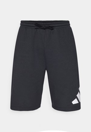 Črne športne kratke hlače iz mehke tkanine, z elastičnim pasom in vrvico ter belim logotipom na spodnjem levem robu.