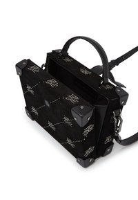 Czarna torebka z zamszu z metallicznymi ćwiekami, prostokątny kształt, kontrastowe akcenty z czarnej skóry, uchwyt na górze i regulowany pasek na ramię.