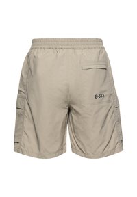 Beige cargoshorts met elastische tailleband, meerdere klepzakken en de tekst "B-583" op de rechterachterzak.