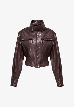 Tmavě hnědá kožená krátká bunda s vysokým límcem, předním zipem, druky a dvěma na zip uzavíratelnými kapsami na hrudi.