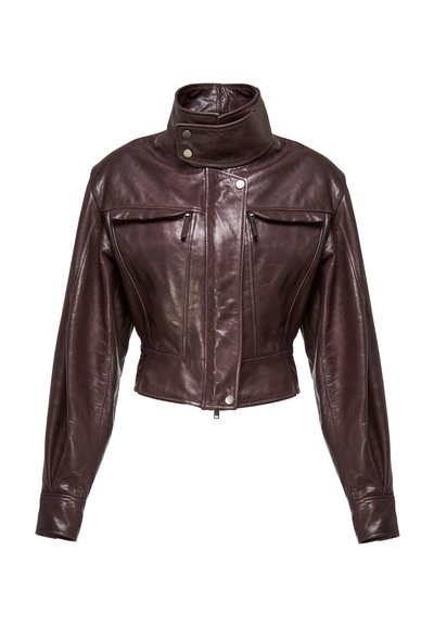 Veste en cuir marron foncé courte avec col montant, fermeture éclair frontale, boutons-pression et deux poches poitrine à fermeture éclair.