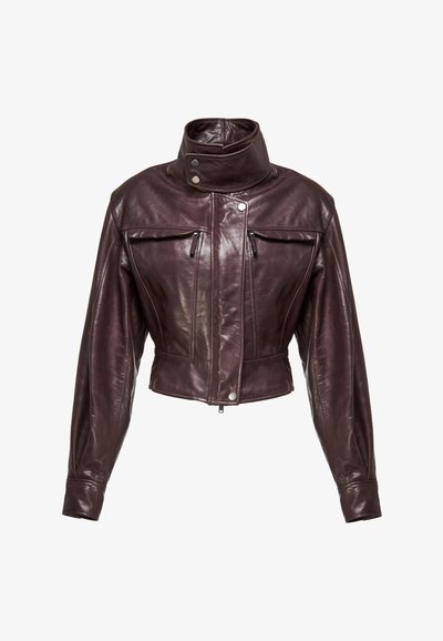 Veste en cuir marron foncé courte avec col montant, fermeture éclair frontale, boutons-pression et deux poches poitrine à fermeture éclair.
