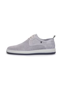 Chaussures à lacets en maille grise clair avec semelle blanche contrastante, tige texturée et accents de design subtils sur le côté et le talon.