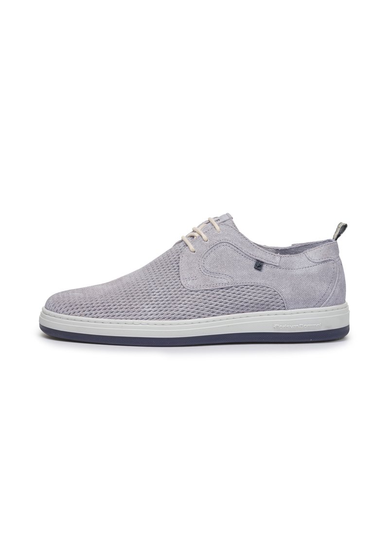 Chaussures à lacets en maille grise clair avec semelle blanche contrastante, tige texturée et accents de design subtils sur le côté et le talon.