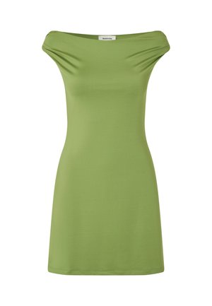 Groene off-the-shoulder jurk van zacht, rekbaar materiaal. Eenvoudig ontwerp, aansluitende snit en middellange lengte tot de bovenbenen. Glad textuur.