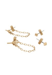 Boucles d'oreilles en or avec un design de chaîne liée et des clous géométriques. Un clou arbore un logo gravé ; l'autre a une forme pyramide texturée.