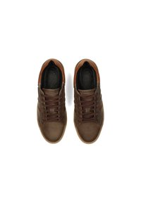 Bruine leren sneakers met ronde neus, bruine veters, gestructureerde accenten en een iets donkerder bruine hiel. Rubberen zool zichtbaar eronder.