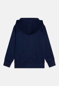 Sweat-shirt à capuche bleu marine avec une texture douce, une grande capuche et des poignets et un ourlet côtelés. Présente un design simple sans motifs ni accents.