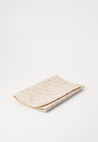 Brettet lys beige stoff med et subtilt preget mønster. Materialet ser mykt ut med en jevn tekstur og pent avsluttede kanter.