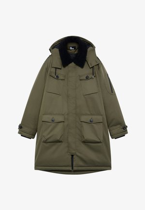 Parka verde oliva con un cuello de piel sintética, múltiples bolsillos frontales y un bolsillo con cremallera en la manga. Hecha de un tejido duradero, con un corte más largo.