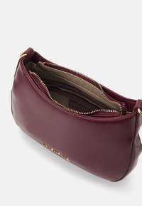 Valentino Bags TYPE - Rokassoma - vino
