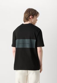 Calvin Klein Jeans COLORBLOCK TEE - Camiseta estampada - black