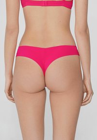 Himbeerrote Bikiniunterteile aus einem glatten, elastischen Stoff; niedriger Schnitt; Design mit vollen Abdeckungen, minimalen Seitennähten und nahtlosen Kanten.