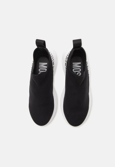 Ζευγάρι μαύρα slip-on sneakers με λευκές σόλες και έντονη λευκή επιγραφή Moschino στις εσωτερικές σόλες και στις πίσω ετικέτες.