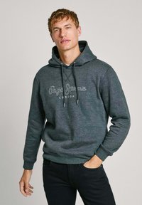 Felpa grigia realizzata in tessuto morbido, con tasca a marsupio, cappuccio con coulisse e il testo bianco del logo "Pepe Jeans London" sulla parte anteriore.