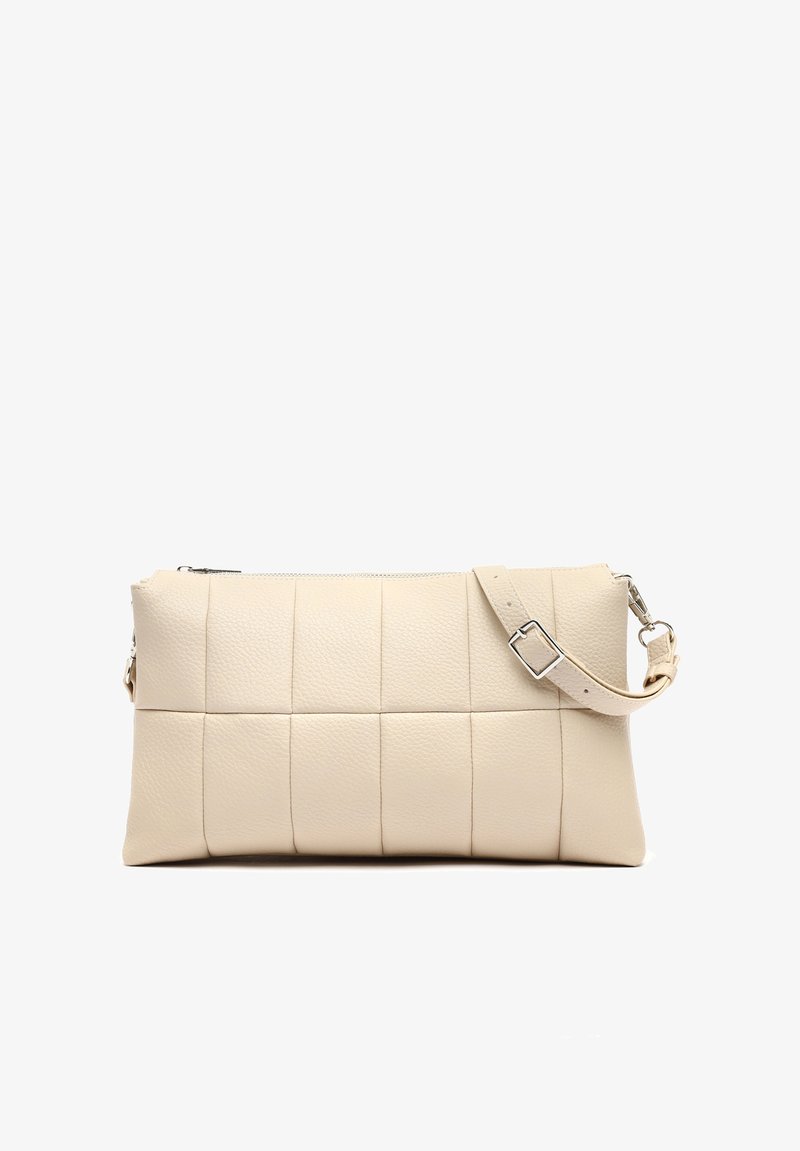 Gevulde beige leren tas met een ritssluiting, rechthoekige vorm, verstelbare schouderband en verticale paneeldetails. Glad textuur.