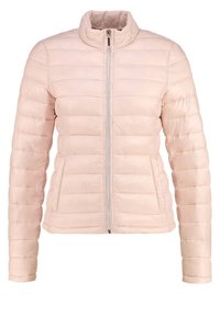 Rosa Steppjacke mit Reißverschluss vorne, hohem Kragen und vertikalen Nähten. Verfügt über zwei Seitentaschen und eine glatte, glänzende Außenfläche.