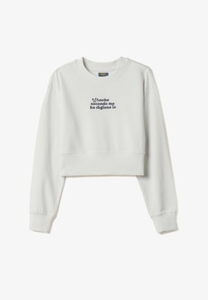 Bauchfreier, hellgrauer Pullover aus weicher Baumwolle. Vorderseite mit dunkelblauem Text und Sternakzenten. Lange Ärmel mit gerippten Bündchen.