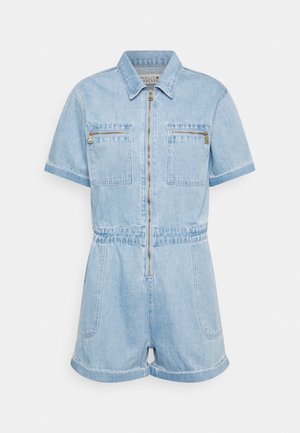 Lichtblauwe denim korte-mouwen romper met ritssluiting aan de voorkant, twee borstzakken met rits, zijzakken en een kraag.