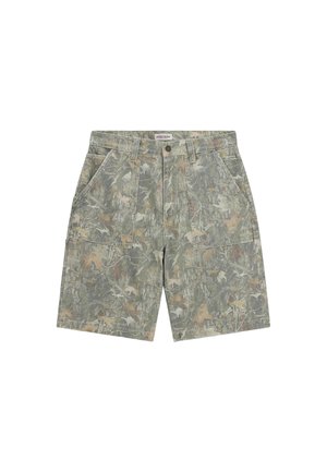 Knæshorts med camouflagemønster, forlommer, bæltestropper og knaplukning i taljen.