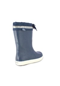 Botte de pluie en caoutchouc marine avec surface texturée, semelle blanche, haut ajustable avec cordon de serrage et bande argentée. Gouttes d'eau visibles.