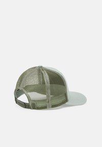 Trucker caps med mintgrønn front og olivengrønn mesh bak, med buet skjerm og justerbar trykknapp.
