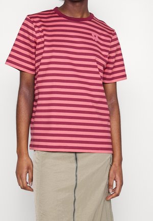 Camiseta a rayas con líneas horizontales en tonos de rosa y burdeos, cuello redondo y mangas cortas. Detalle floral sutil en el pecho.