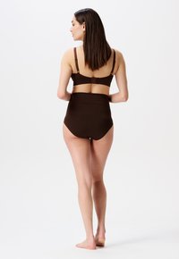 Brun bh og højtaljede trusse sæt, glat stof, justerbare stropper, sømløst design og fuld dækning bagfra.