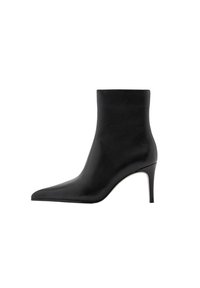 Bottines en cuir noir avec un bout pointu, texture lisse et un talon aiguille élancé. Design simple sans motifs ni accents visibles.