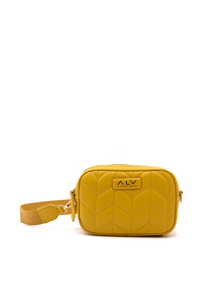 Borsa a tracolla trapuntata gialla con forma strutturata, dotata di una placca con il marchio, chiusura con zip e tracolla regolabile per maggiore comodità.