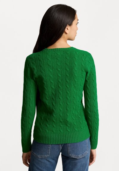 Pull en mailles torsadées vert avec des manches longues et un col rond, présentant des motifs texturés, un ourlet côtelé et une silhouette ajustée.