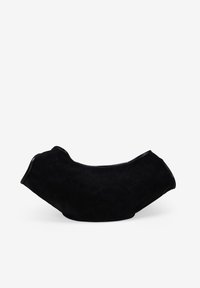 Bolso de hombro de ante negro con una forma única en ondas y detalles de cuero suave. Presenta una textura suave y un diseño minimalista.