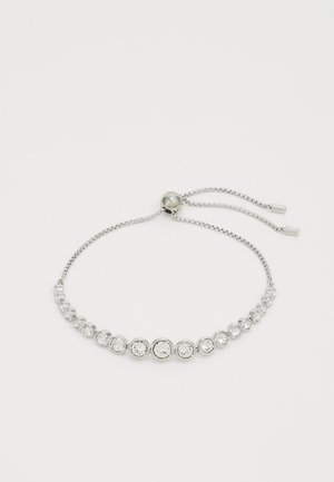 Hõbedane käevõru, millel on kettdisain ja erineva suurusega selged kristallid ümmargustes seadistes, reguleeritav libisev kinnitus.