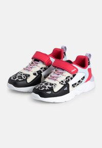 Un paio di sneakers FILA con stampa leopardata bianca e nera, lacci rosa, cinturini rossi, accenti blu chiaro e bianchi, e suole spesse bianche su sfondo semplice.