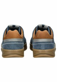 Blauwe en tan suède schoenen met een gevoerde kraag, decoratieve stiksel en een rubberen zool. Voorzien van achterkantlussen voor gemakkelijk aan- en uittrekken.