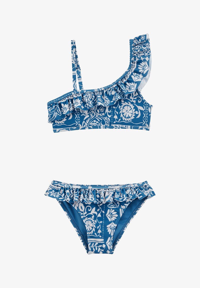 Dvodelen kopalni kostim v modri barvi z belim cvetličnim vzorcem. Zgornji del ima eno naramnico in volanaste poudarke; spodnji del vključuje usklajene volane.