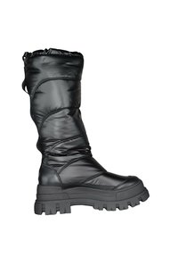 Botas negras hasta la rodilla, hechas de un material brillante y acolchado. Cuentan con una suela gruesa con surcos profundos y una lengüeta para facilitar el calzado.