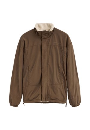 Chaqueta marrón con cremallera, cuello alto forrado con forro polar crema, puños elásticos, bolsillos laterales y logo "Polo Club" en el pecho.