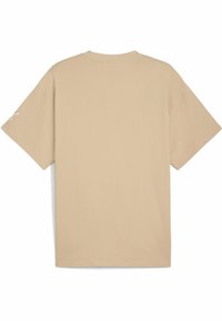 Beige bomulds t-shirt med rund hals og korte ærmer. Har et lille hvidt logo på venstre ærme. Blød tekstur, afslappet pasform.