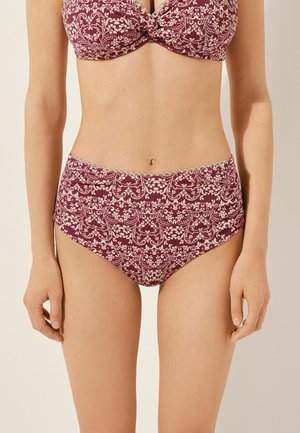 Bikini set in bordeaux, met bloemige patronen in crèmekleur. De top heeft een draaiontwerp en de high-waisted broek heeft een gladde textuur.