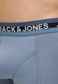 Világoskék boxer alsónadrág, formázott kivitelben, sötét derékpánttal, fehér "JACK & JONES" felirattal és lapos varratokkal.