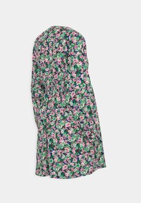 Vestido floral com um fundo azul escuro, decorado com flores multicoloridas em rosa, branco e verde. Corte solto, mangas longas e cintura franzida.