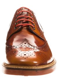Chaussure oxford en cuir marron avec détails brogue, bout rond, finition vernie et lacets rouges. Semelle cousue avec un petit talon.