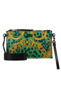Sac à main rectangulaire avec imprimé léopard vert et noir, chaînes baroques jaunes ornées, bandoulières détachables noires pour l'épaule et le poignet, et fermeture éclair.